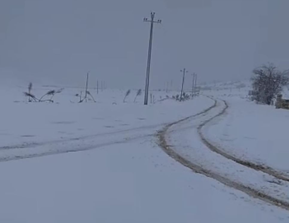 Vijojnë reshjet e borës në Librazhd, rrugët të kalueshme