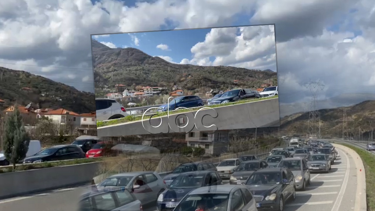 Festimet për Ditën e Verës, krijohet radhë kilometrike në autostradën Tiranë-Elbasan