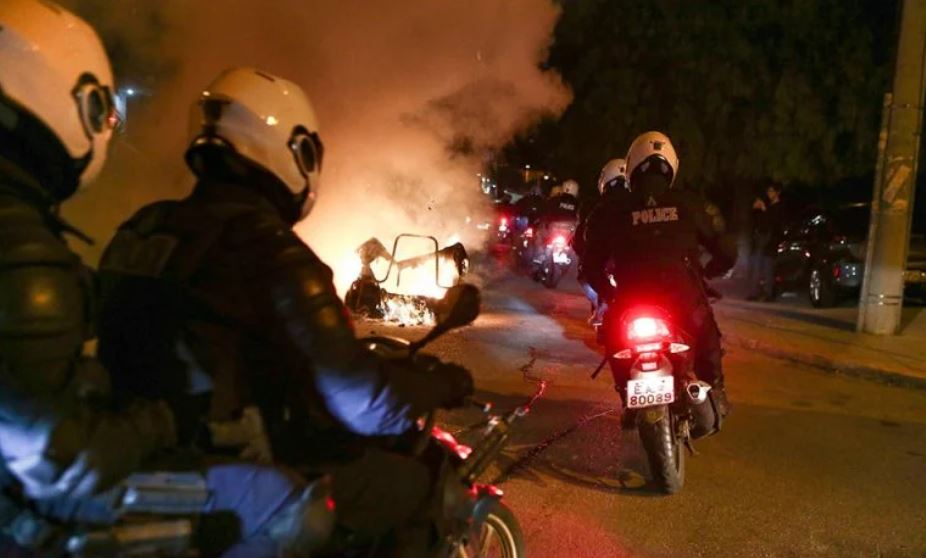 Protestat e dhunshme në Greqi, plagosen 5 policë arrestohen 16 persona