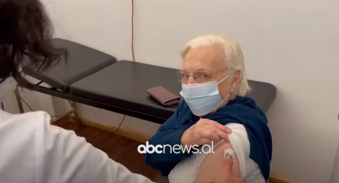 “Sinovac” po aplikohet edhe në Durrës, të moshuarit frikë nga virusi jo vaksina kineze