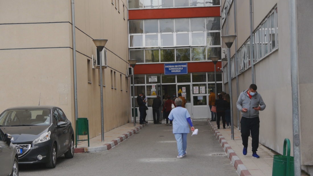 Morën dozën e parë të vaksinës, infektohen me Covid dy mjekë dhe një infermier në Elbasan