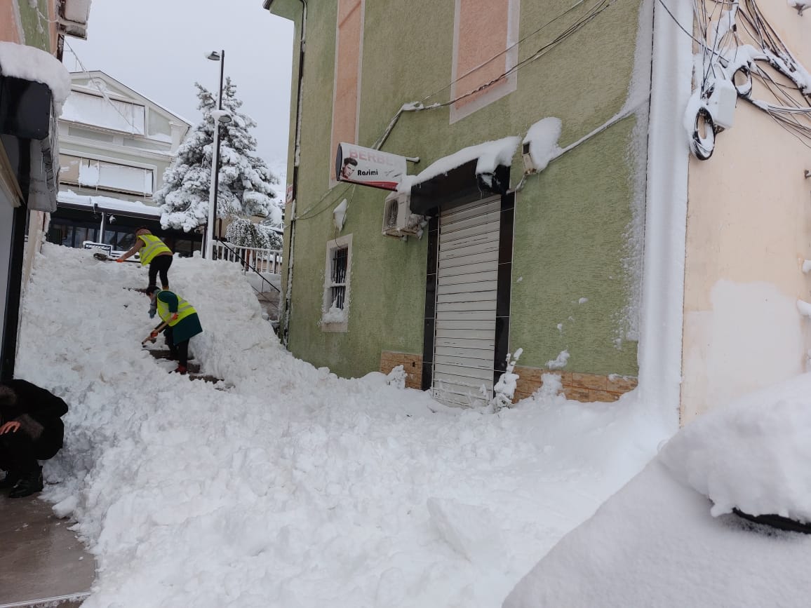 Bulqiza nën pushtetin e borës, qytetarët të bllokuar