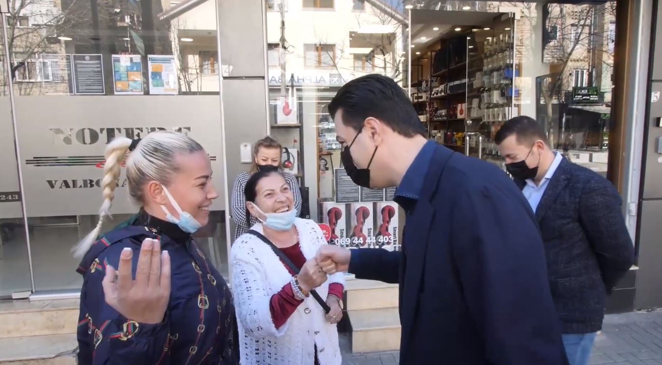 “Më pyesin çfarë e ke Lulzim Bashën”, kryedemokrati batuta me qytetarët në Tiranë
