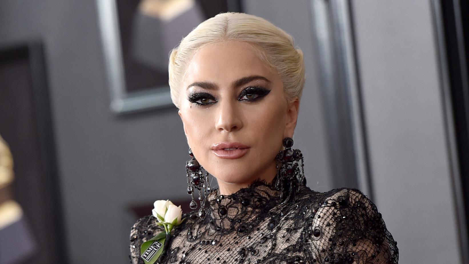 Sot Lady Gaga feston ditëlindjen: Një vështrim mbi veshjet e saj më të “çmendura” të saj