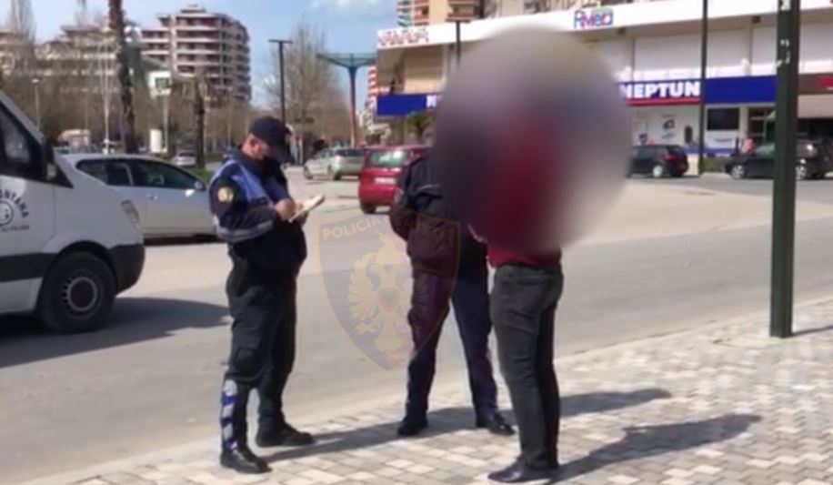 Pa maskë në rrugë, policia gjobit qytetarët e pabindur