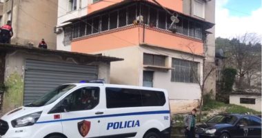 U hodh nga kati i pestë i një pallati, humb jetën 40-vjeçarja në Gjirokastër