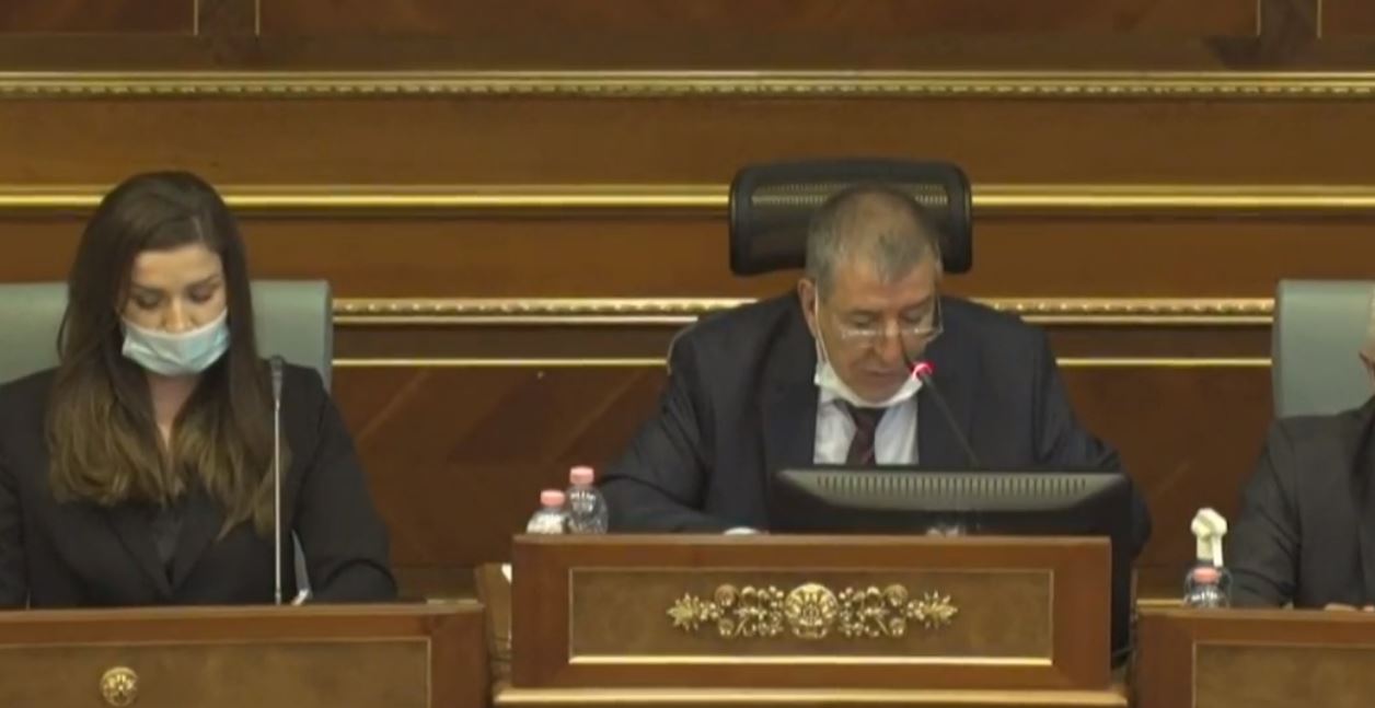 Seanca Konstituive e Kuvendit të Kosovës, betohen deputetët e rinj