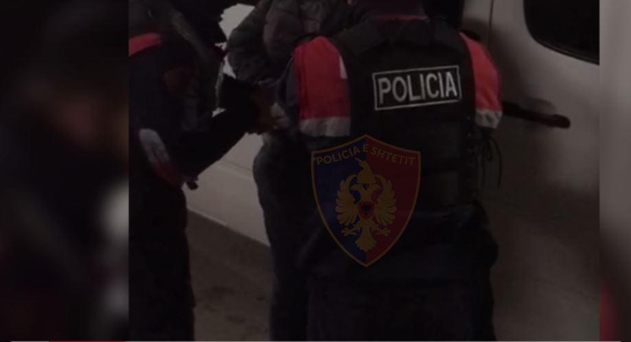 Policia hap makinën dhe e gjen “plotë”, arrestohen 3 persona