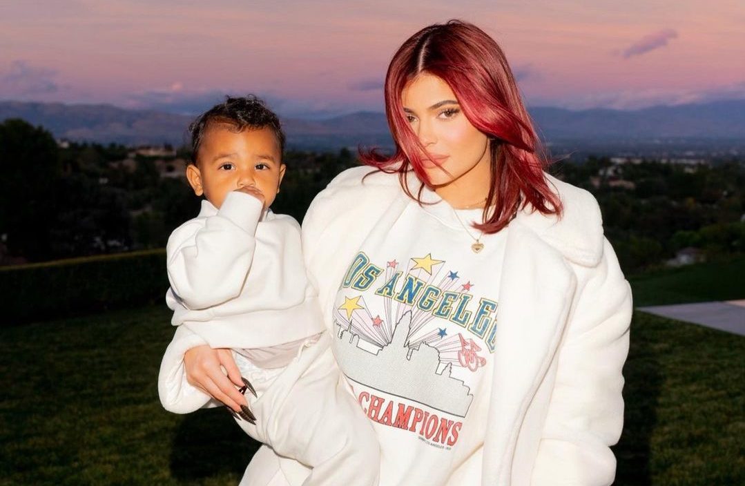 Stormi një kopje e së ëmës, Kylie Jenner publikon foton e rrallë nga fëmijëria