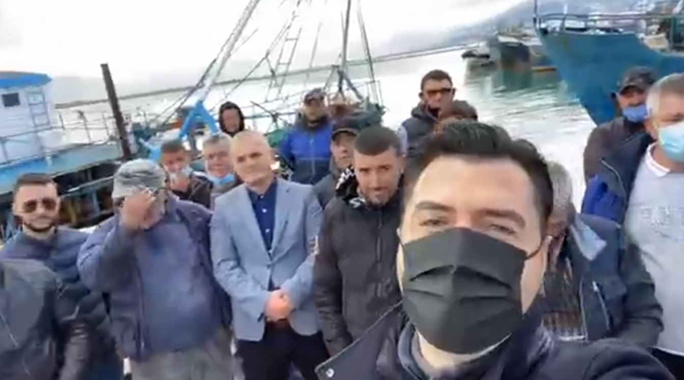 Basha u premton mbështetje peshkatarëve në Vlorë: Në 25 prill s’do dalin në det pa më votuar
