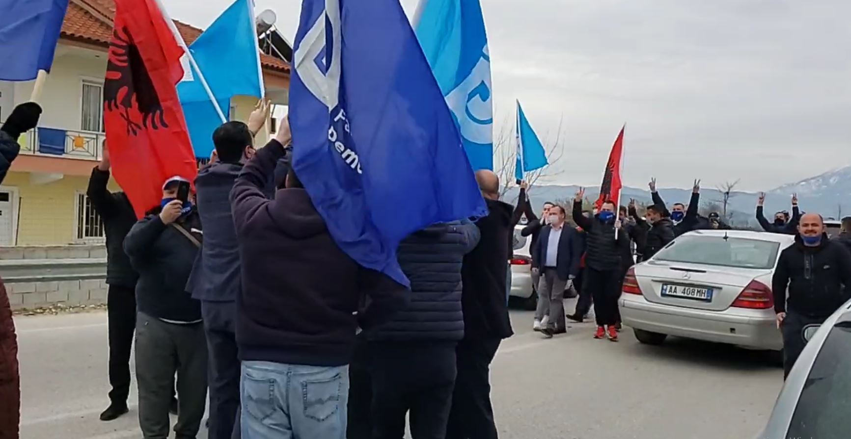 VIDEO/ Rrugës për në Berat, Basha pritet me brohoritje nga mbështetësit në Kuçovë
