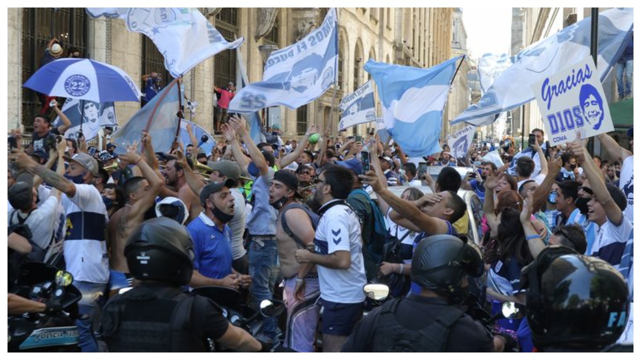 VIDEO/ Argjentina vajton ende Maradonën, mijëra protestues zbresin në shesh