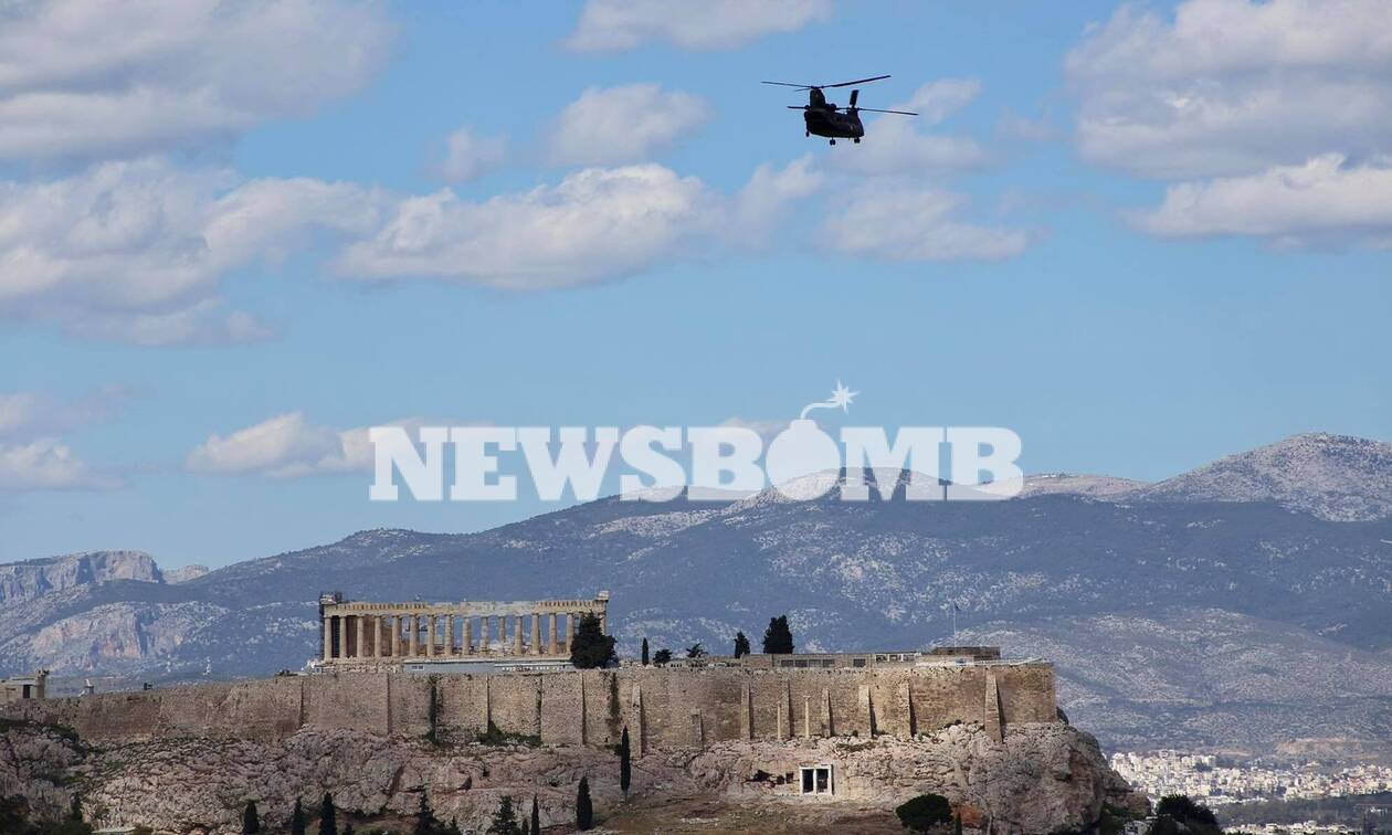 Qielli i Athinës pushtohet nga avionë dhe helikopterë ushtarakë