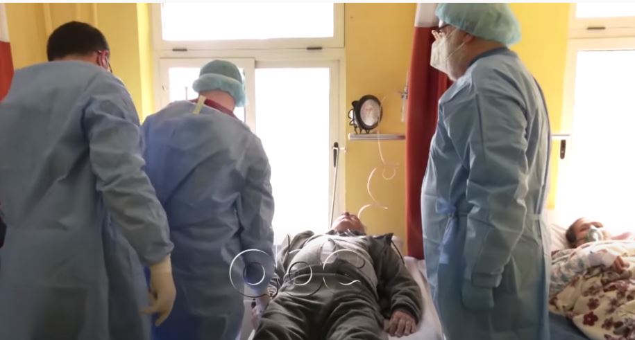 Mjekja: Trajtimi në shtëpi pa u konsultuar me specialistin, çon në përkeqësimin e pacientëve me Covid