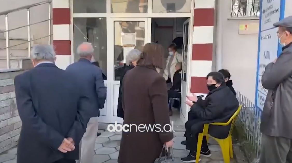 Nis aplikimi i dozave të vaksinës kineze Sinovac në Gjirokastër dhe Sarandë