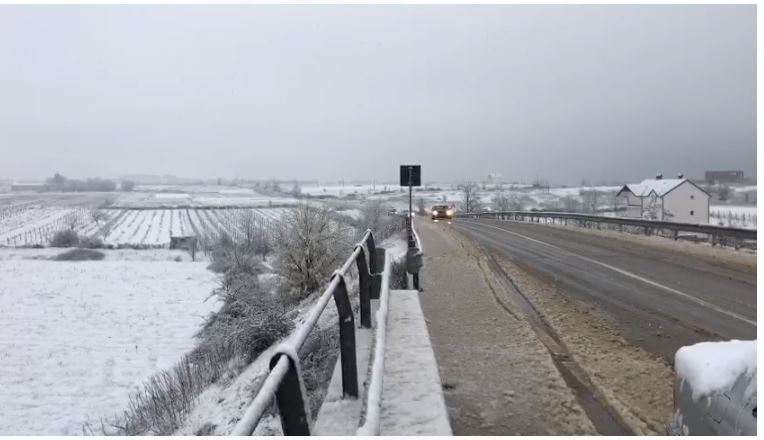 FOTO/ Reshje bore në verilindje të vendit, në Kukës arrin mbi 7 cm