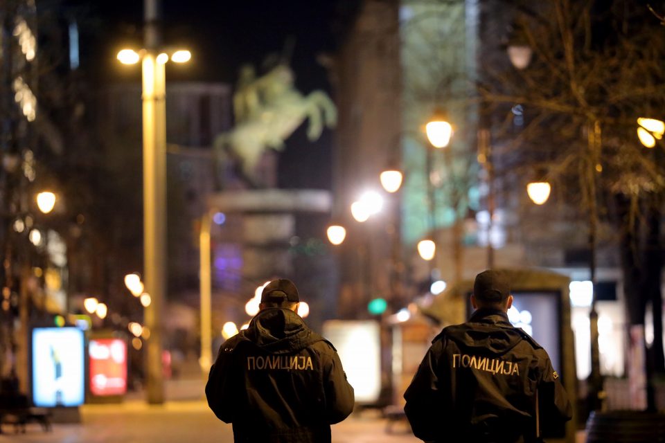 Futet në fuqi ora policore në Maqedoni, gjoba dhe burg për shkelësit