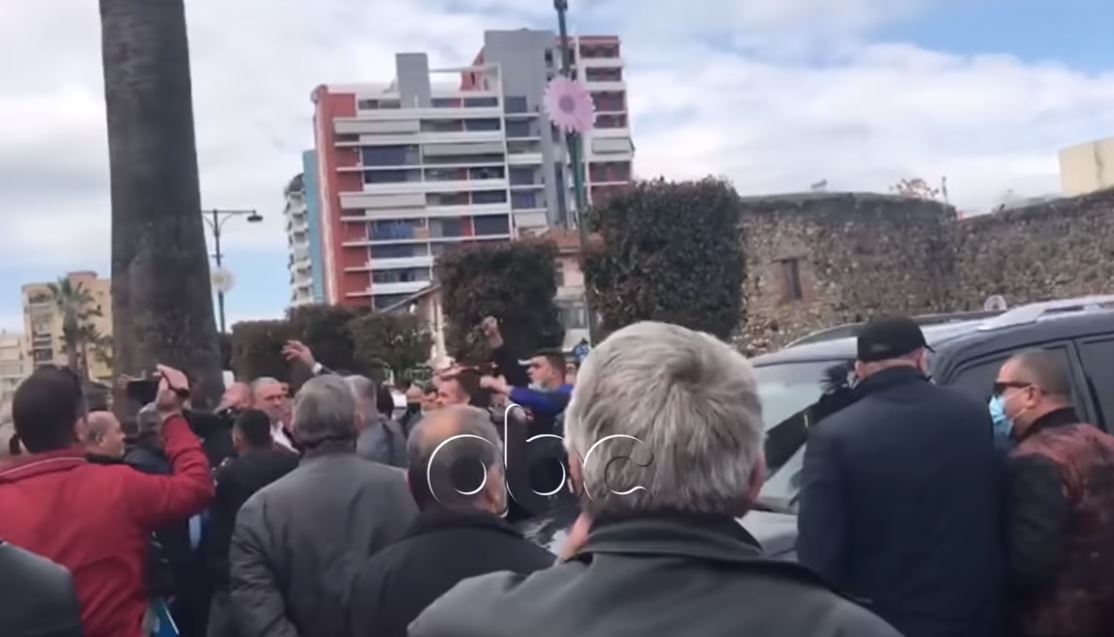 Përplasja mes mbështetësve të PD-së dhe PS-së në Elbasan, shoqërohen 5 persona