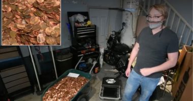 SHBA: Punëdhënësi i jep punonjësit pagën e fundit prej 91 dollarësh në monedha të vajosura