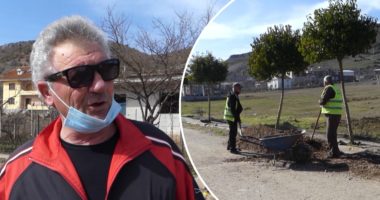 “Ky popull në baltë është mësuar”, rruga e shkatërruar në Prrenjas mbushet me çakull