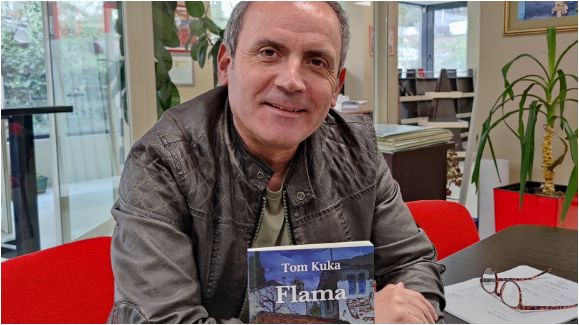 “Flama”, libri i ri që rikthen Enkel Demin si Tom Kuka