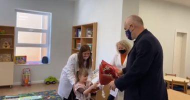VIDEO/ Ramës nuk i pëlqen veprimi i fëmijës në kopësht dhe i kthehet edukatoreve në Durrës