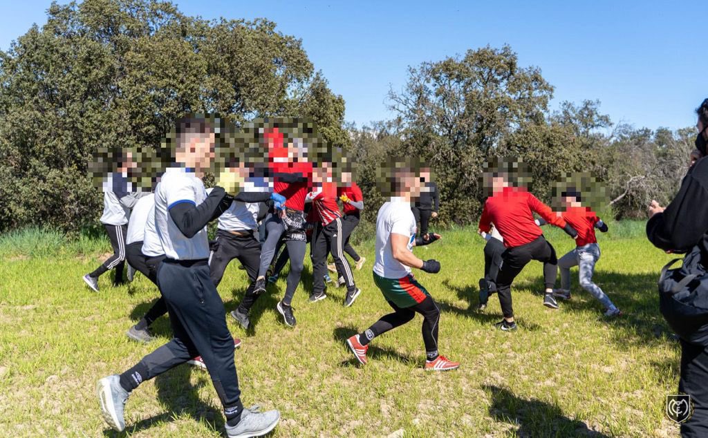 FOTO/ Luftë grushtesh mes ultrasve të Realit e Atleticos, policia nis hetimet