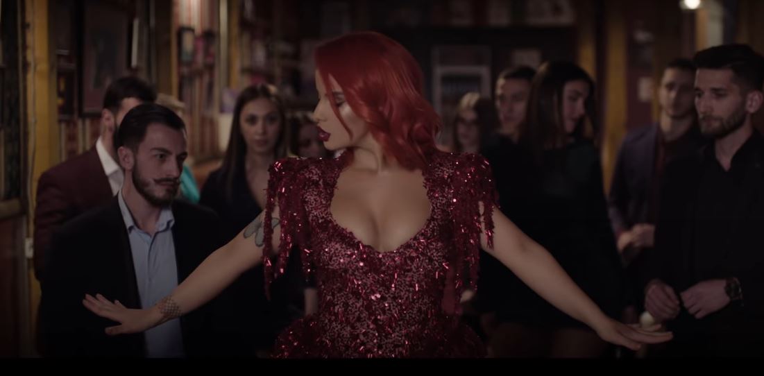 Artistja e njohur shqiptare publikon këngën drejtuar komunitetit LGBT