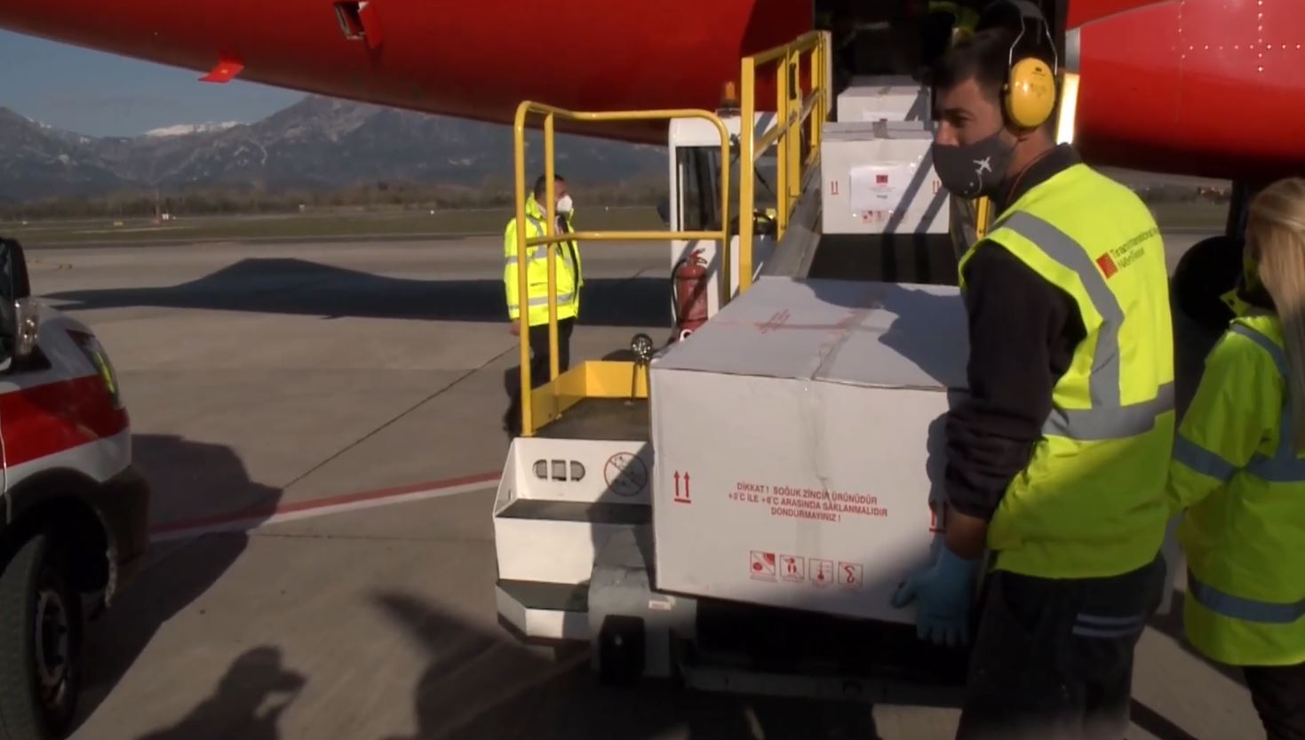 Mbërrijnë në Rinas 192.000 dozat e vaksinës kineze