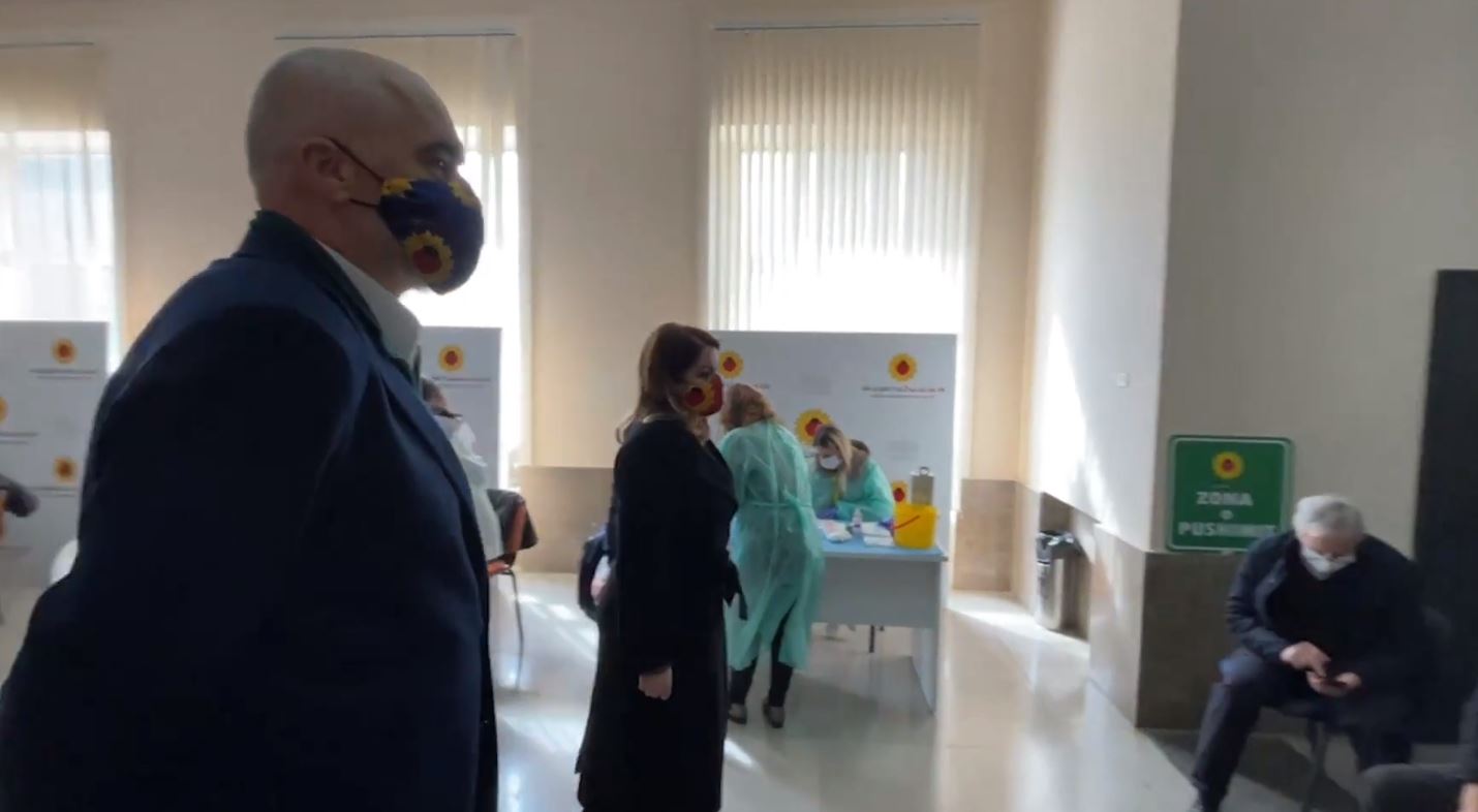 Kush do t’i bëjë vaksinat ruse? Përgjigjet Manastirliu