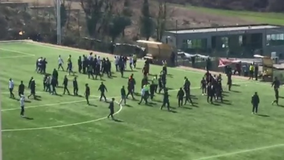 VIDEO/ Sherri i paprecedentë te moshat, grushte mes prindërve e futbollistëve