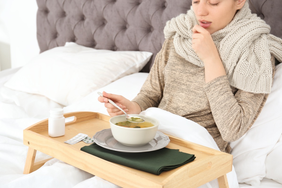 5 ushqime që duhet t’i shmangni dhe 5 që duhet t’i hani kur jeni sëmurë me ftohje