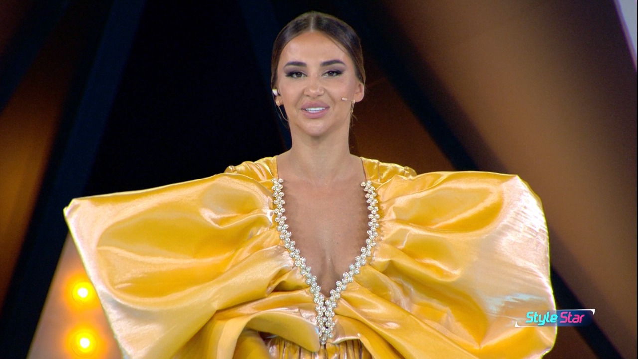 Moderatorja sfidon konkurrentët me look-un në puntatën e “Style Star”