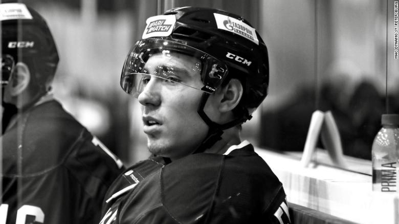 VIDEO/ Talenti i hokejit në akull humb jetën tragjikisht pasi goditet nga ruli