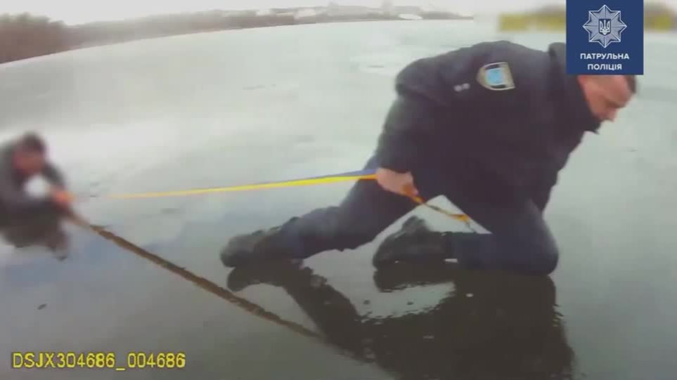 VIDEO/ Momenti kur policia shpëton katër persona që u zhytën nën akull