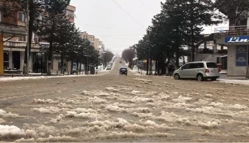 Kukësi mbulohet nga bora, si paraqitet gjendja e rrugëve në qark