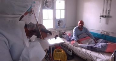 Gjesti emocionues: Doktori luan violinë për pacientët që luftojnë me koronavirusin