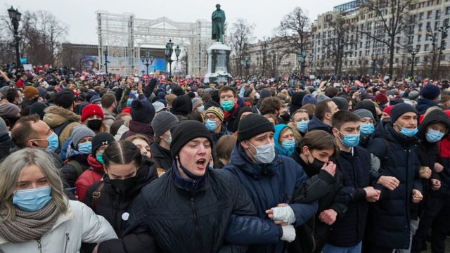 Mbi 1,000 të arrestuar në Rusi ndërsa vijojnë protestat për lirimin e liderit të opozitës