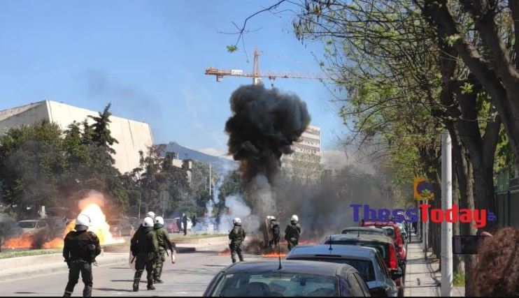 Trazira pas protestës së studentëve në Greqi: Kokteje molotovi e kimikate, 1 polic i plagosur
