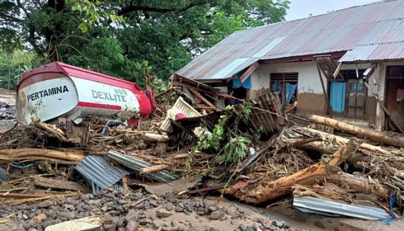 Përmbytjeve në Indonezi humbin jetën 71 persona