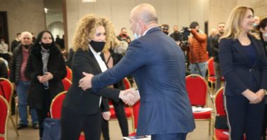 Votoi Osmanin, AAK i kërkon Albena Reshitajt që të dorëzojë mandatin