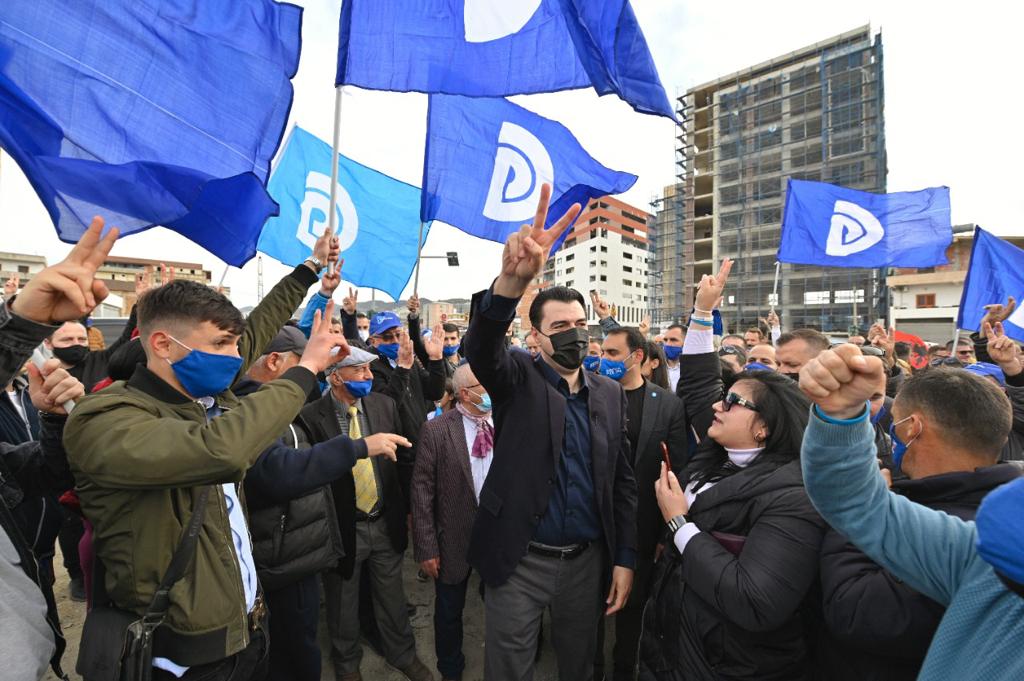 Basha takim me banorët e “Unazës së Re”:  Vota për numrin 9 do ta çojë Shqipërinë në Europë