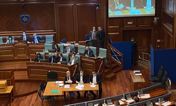 Dështon edhe votimi i dytë për presidentin e Kosovës, tre deputetë nuk pranojnë të votojnë