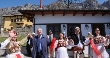 Meta nderon “Pleqtë e Krujës” me titullin “Mjeshtër i Madh”: Të mbrojmë trashëgiminë tonë