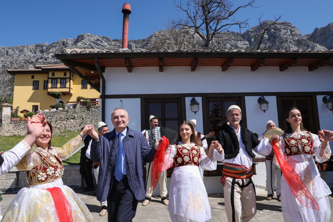 Meta nderon “Pleqtë e Krujës” me titullin “Mjeshtër i Madh”: Të mbrojmë trashëgiminë tonë