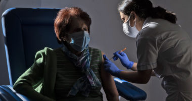 Amnestry International bën thirrje për shpërndarje të barabartë të vaksinave në Azinë Jugore