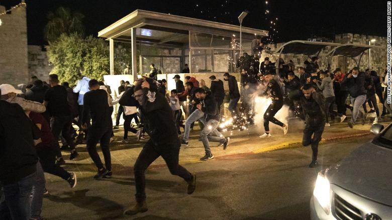 Dhjetëra palestinezë të plagosur në përleshjet në Jerusalem. Ekstremistët hebrenj: Vdekje për arabët!