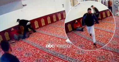 VIDEO/ Pamje të frikshme, momenti kur Rudolf Nikolli futet në xhami dhe godet besimtarët me thikë