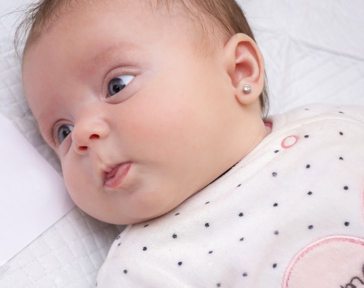 Pse të shponi veshët e foshnjës tuaj nuk është një ide e mirë