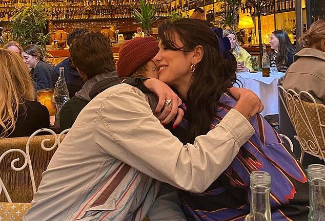 Partneri i saj iu fut muzikës, Dua Lipa më krenare se kurrë